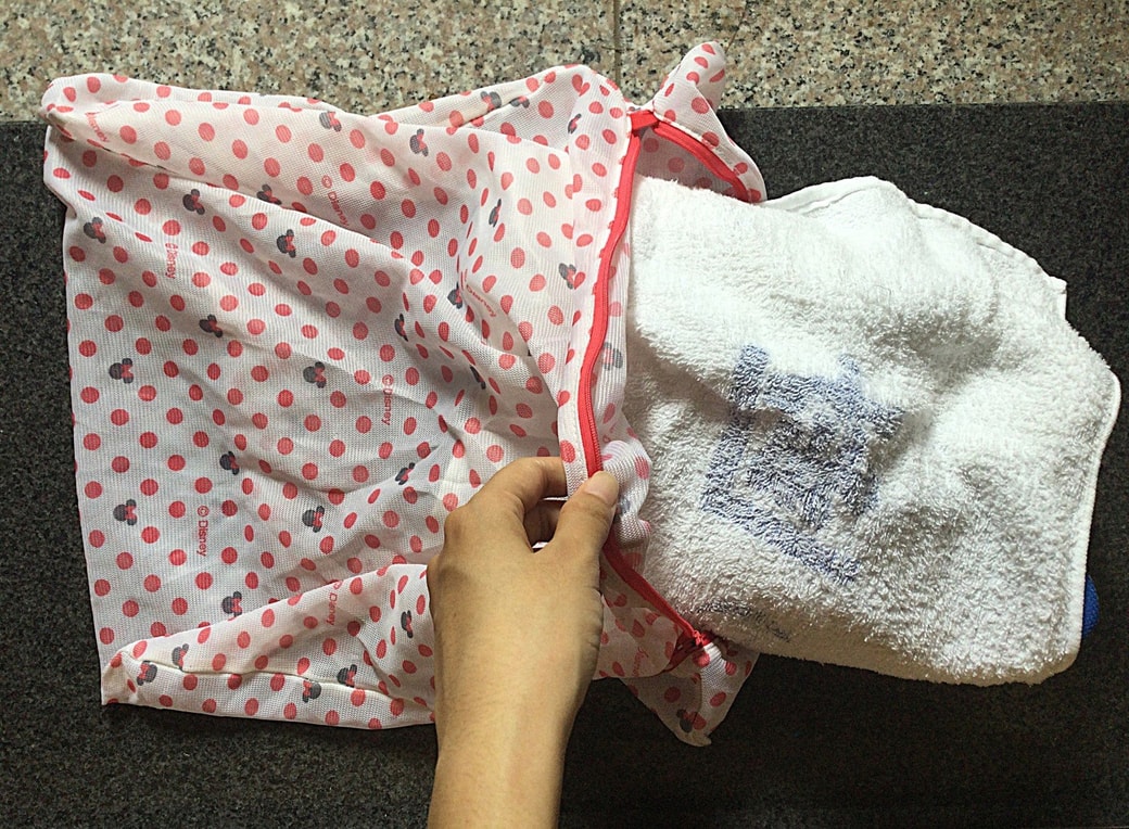 スニーカーをタオルで巻く