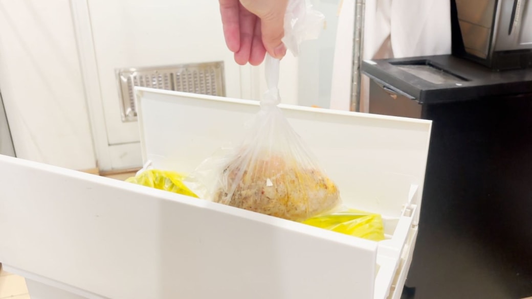フタつきゴミ箱に捨てる