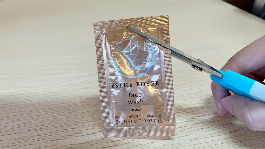 試供品を斜めに切る様子