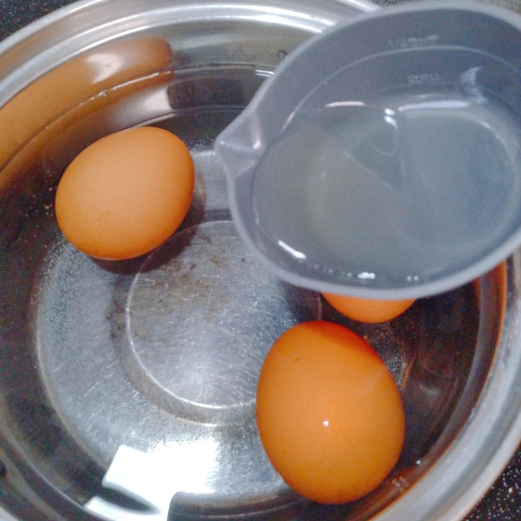 酢を加えてゆで卵を作る人