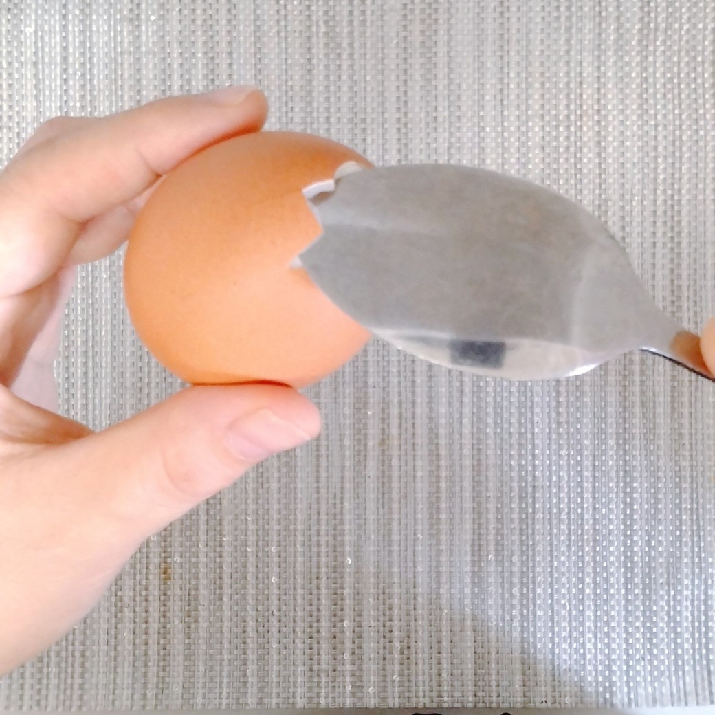 スプーンを差し込んだゆで卵