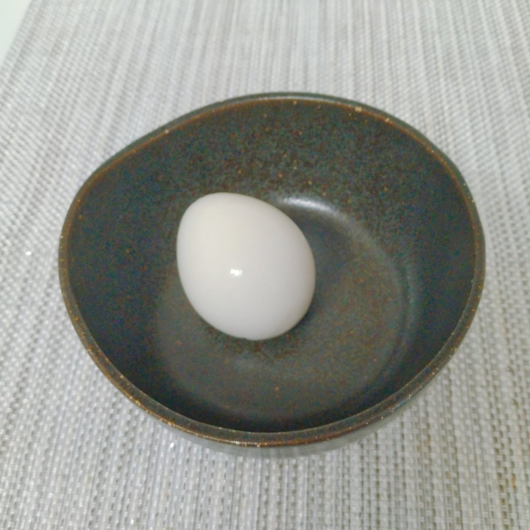 殻をむいた湯で卵