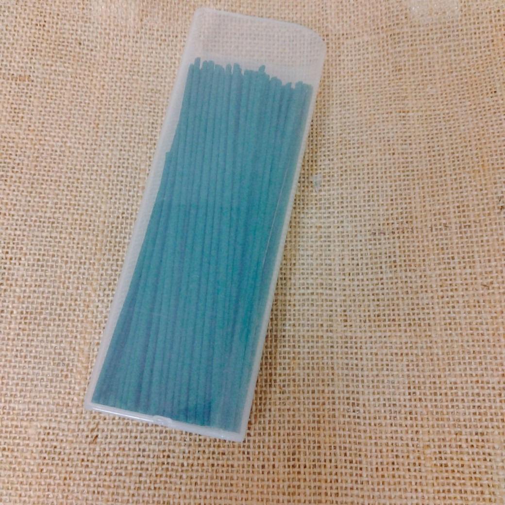 線香を入れたチョコベビーの空き容器