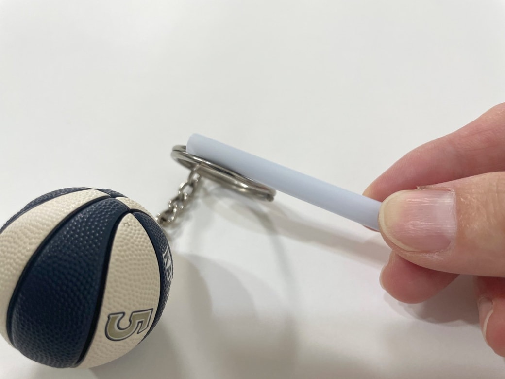 リングにストローを差し込む
