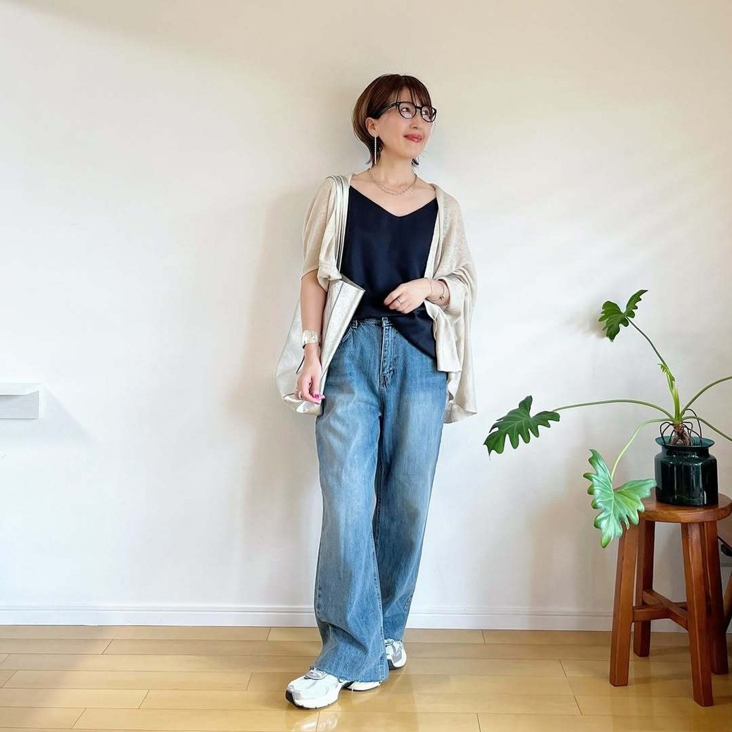 薄手のカーディガンをプラスすることで、カジュアルなデニムも落ち着いた大人のスタイルに。