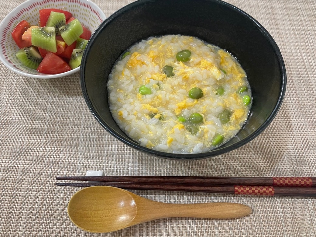 枝豆入り卵雑炊、トマトとキウイのサラダ