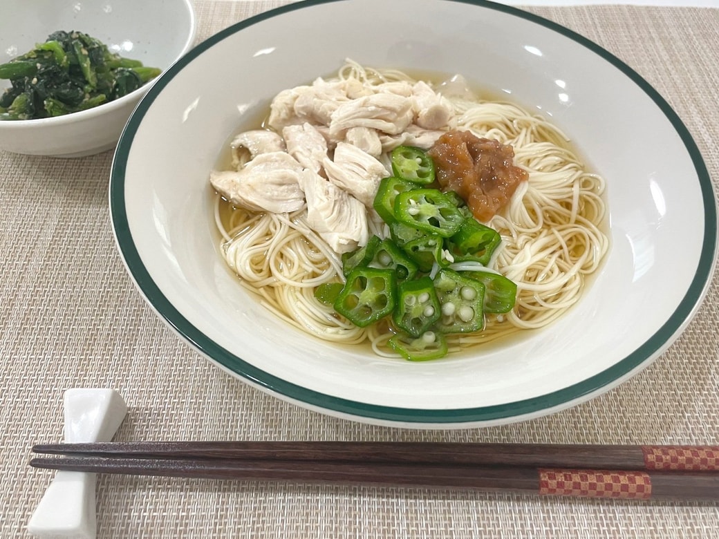 鶏ささみとオクラの梅そうめん、ほうれん草ごま和え