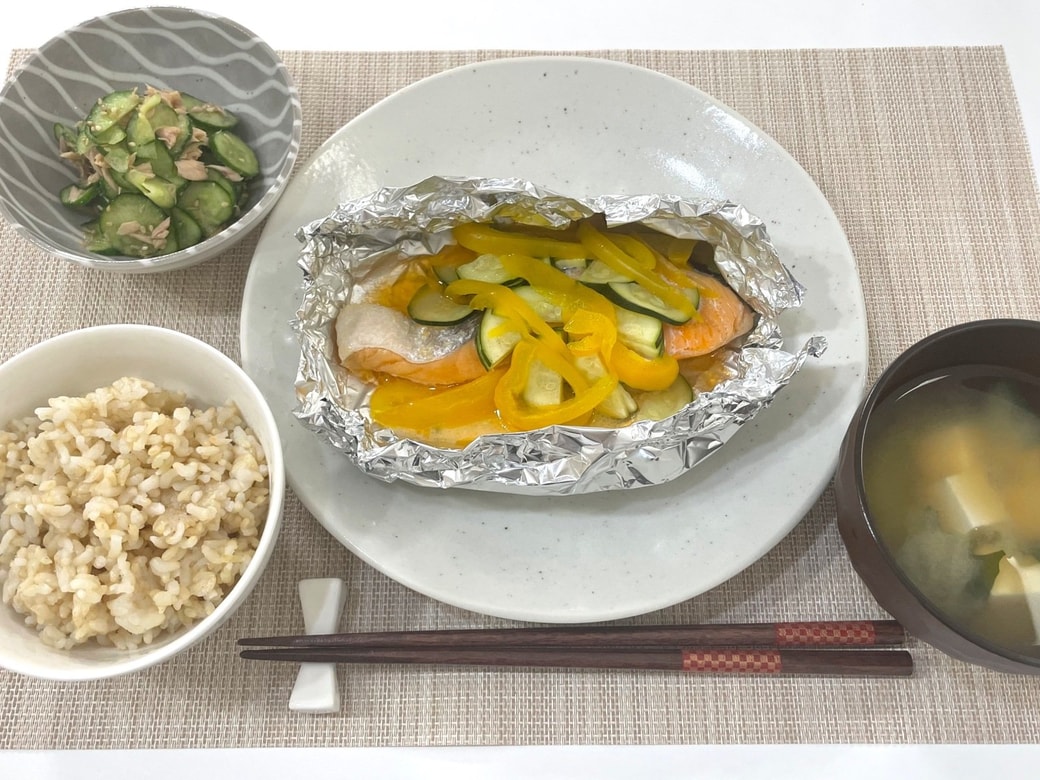 鮭と夏野菜のホイル焼き、玄米ごはん、豆腐とわかめの味噌汁、きゅうりとツナのさっぱり酢の物