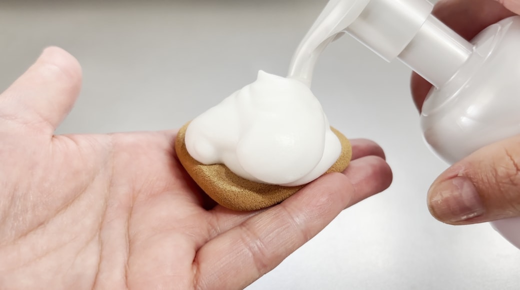 パフに泡をなじませる