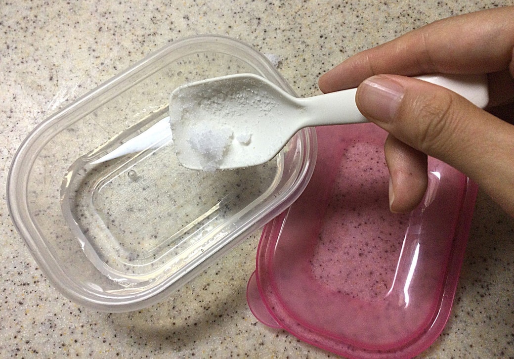 タッパーに水を砂糖を入れる