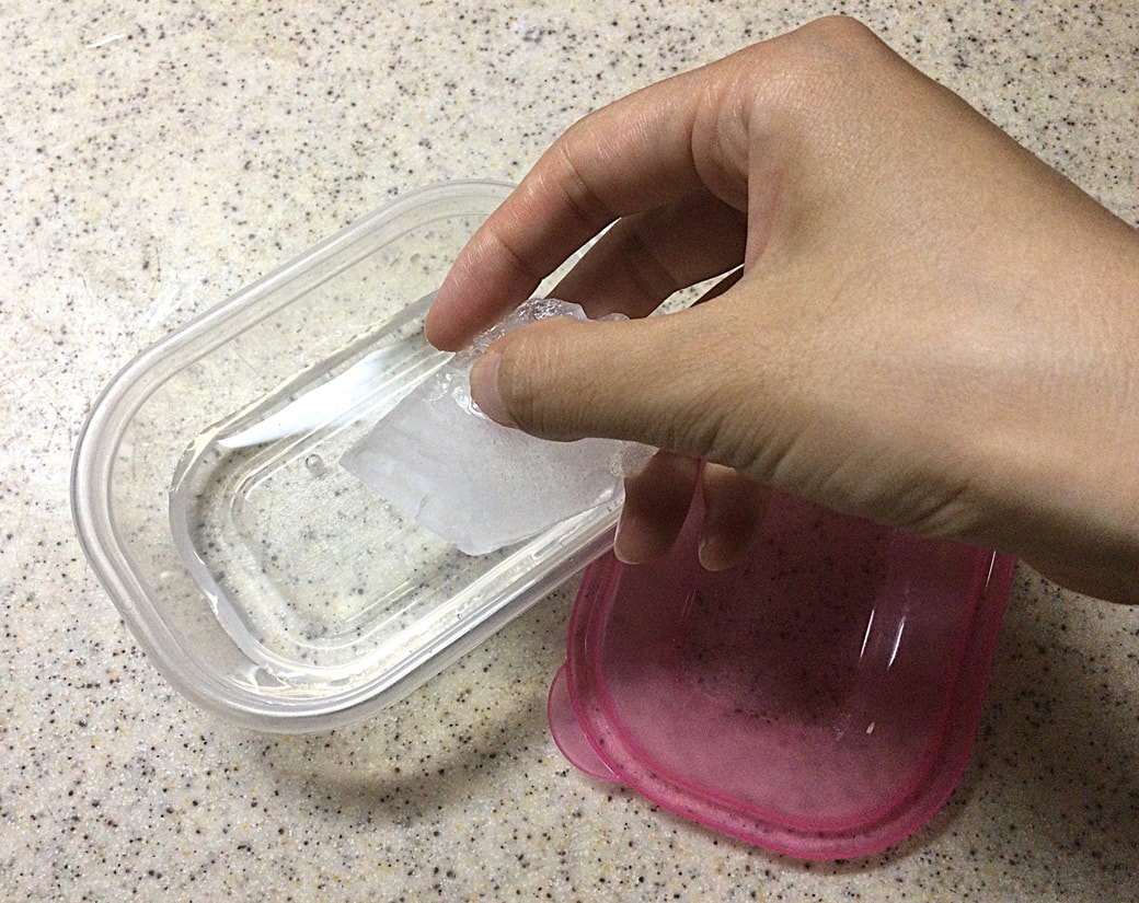 タッパーに氷を入れる