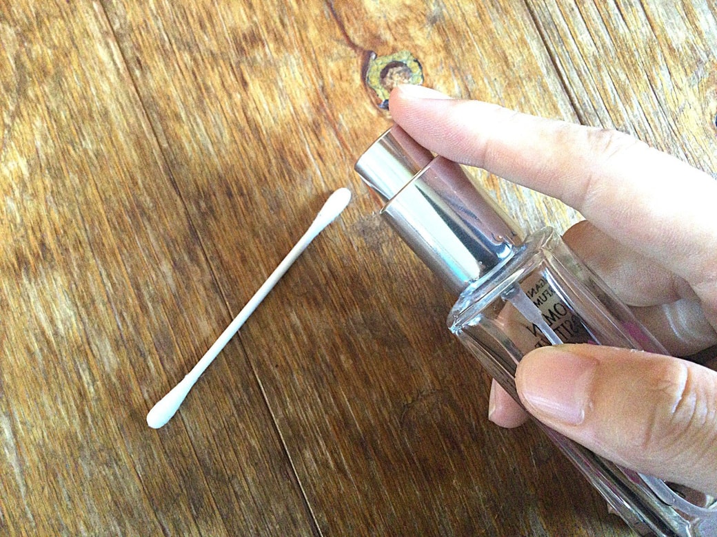 綿棒に香水を染み込ませる