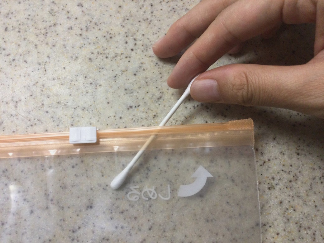 綿棒をジップロックに入れる