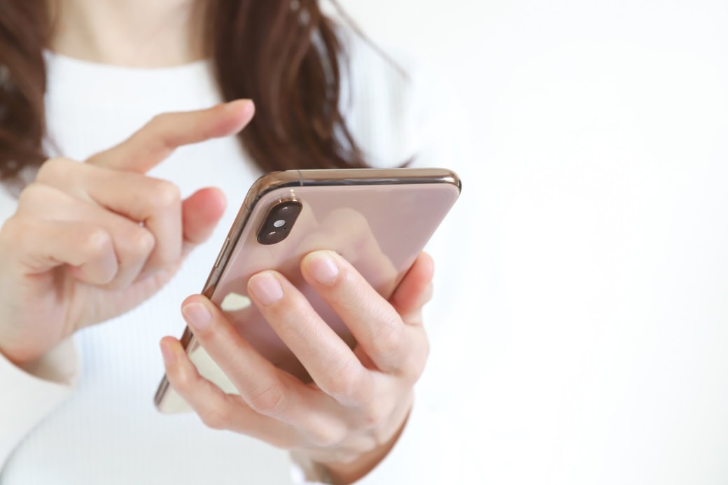SNSをする主婦