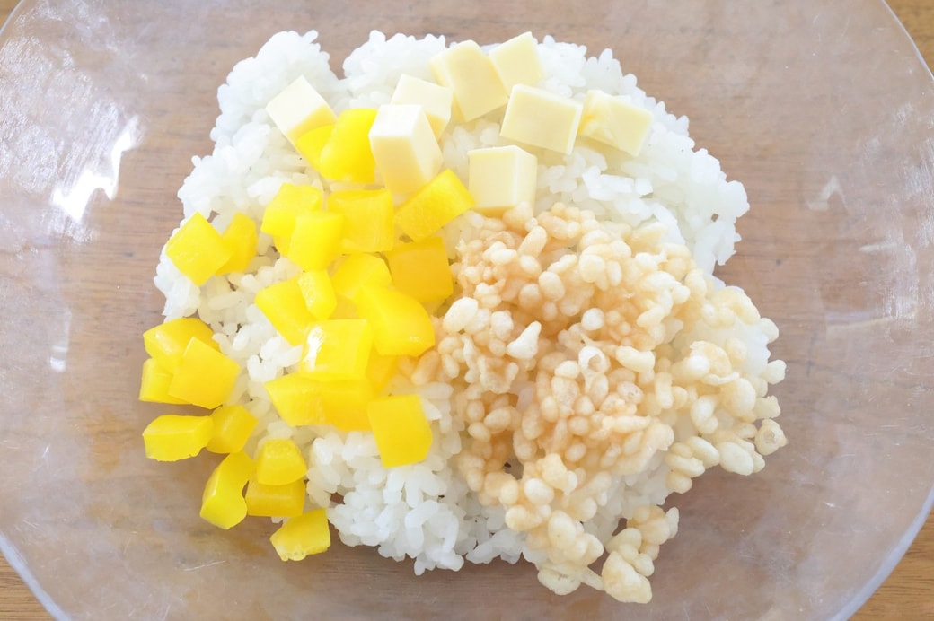 「パプリカとチーズのたぬきおにぎり」