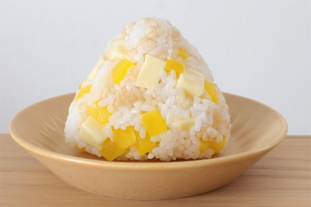 「パプリカとチーズのたぬきおにぎり」