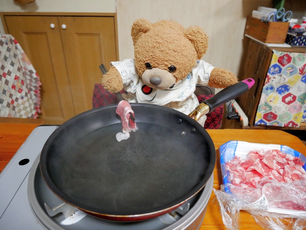 肉を茹でるくまくん