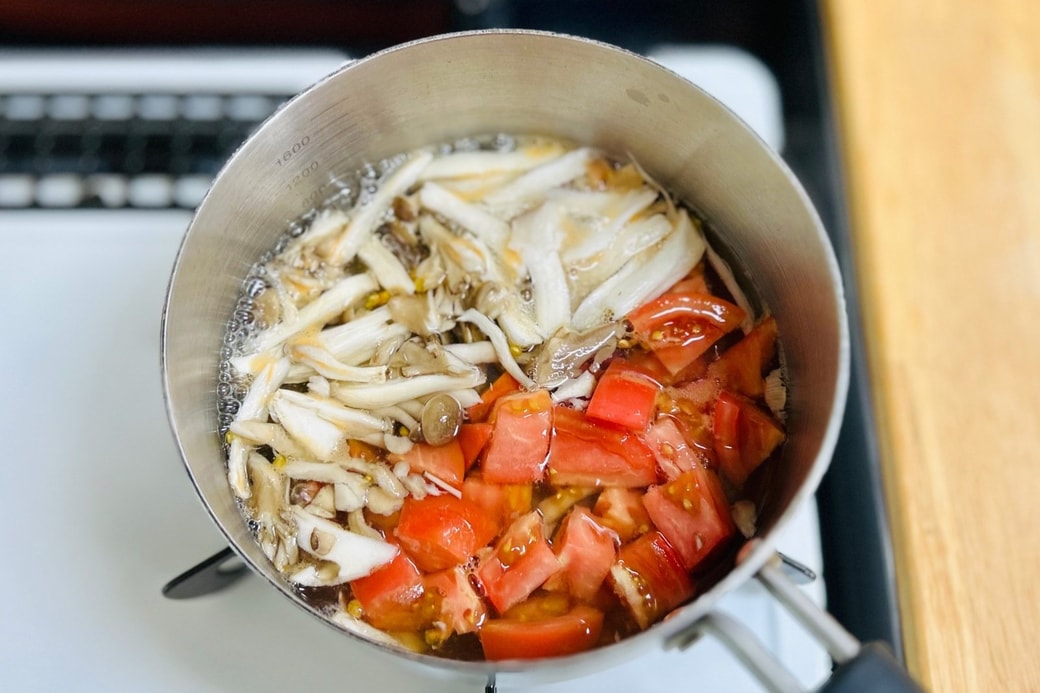 きのことトマトを煮る