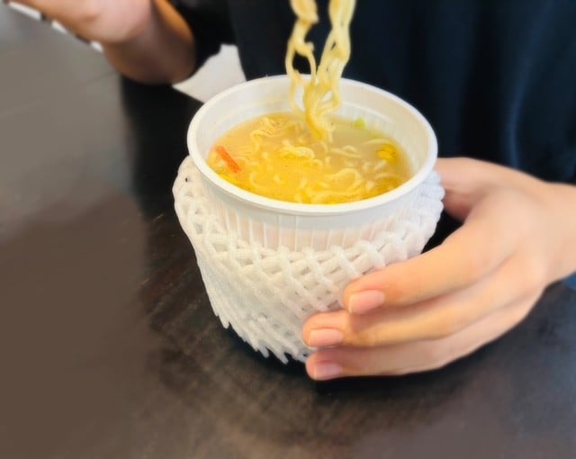 カップ麺の容器の熱さ対策に！