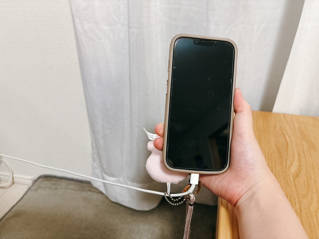 ケーブルを引っ張って充電するのもNG