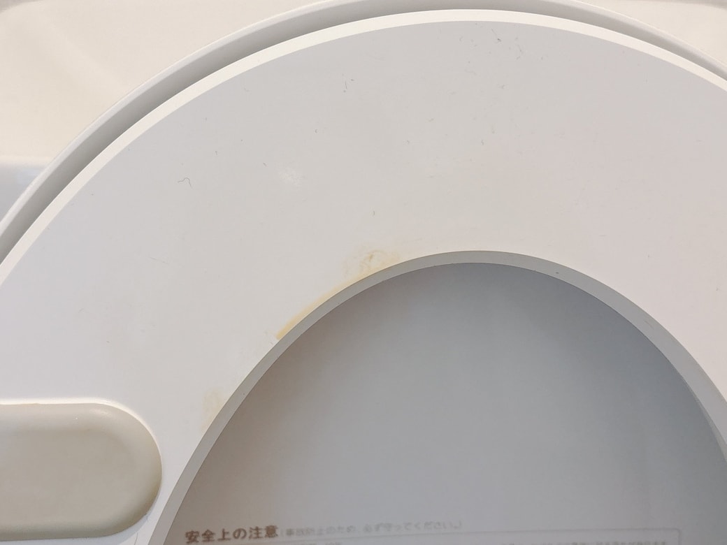 黄ばみ汚れが付着した便座裏