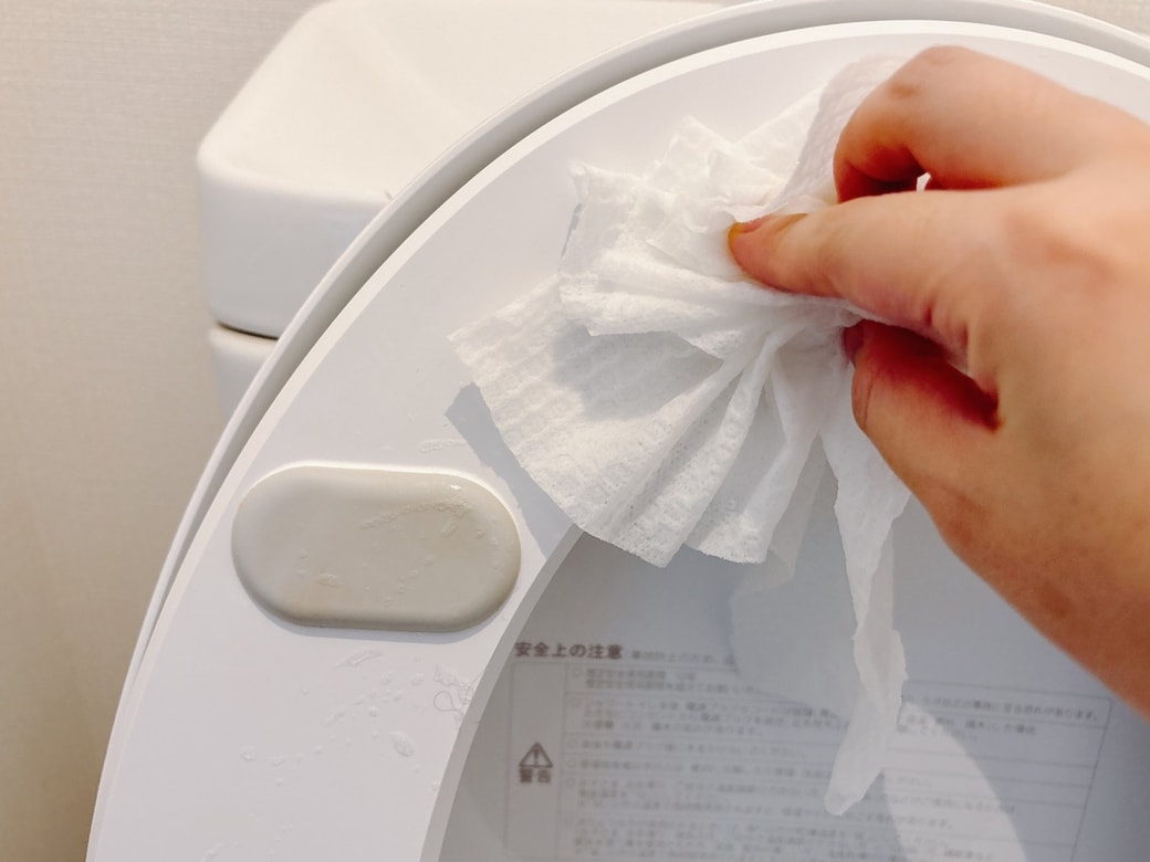 パックをはがしながら、汚れを拭き取る