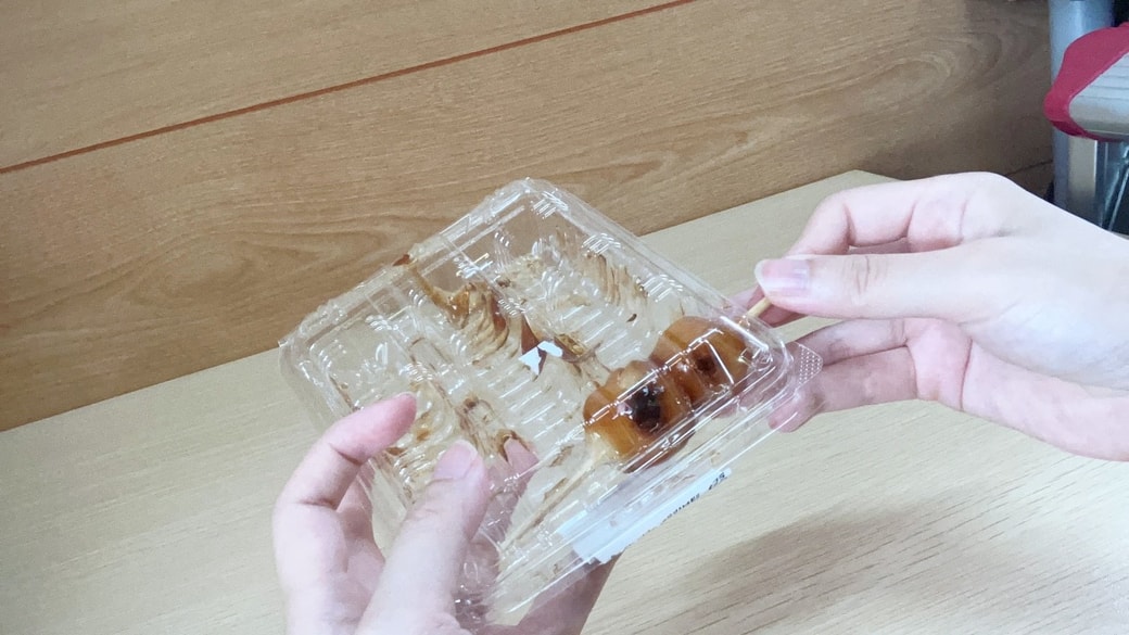 団子を引っ張っている様子