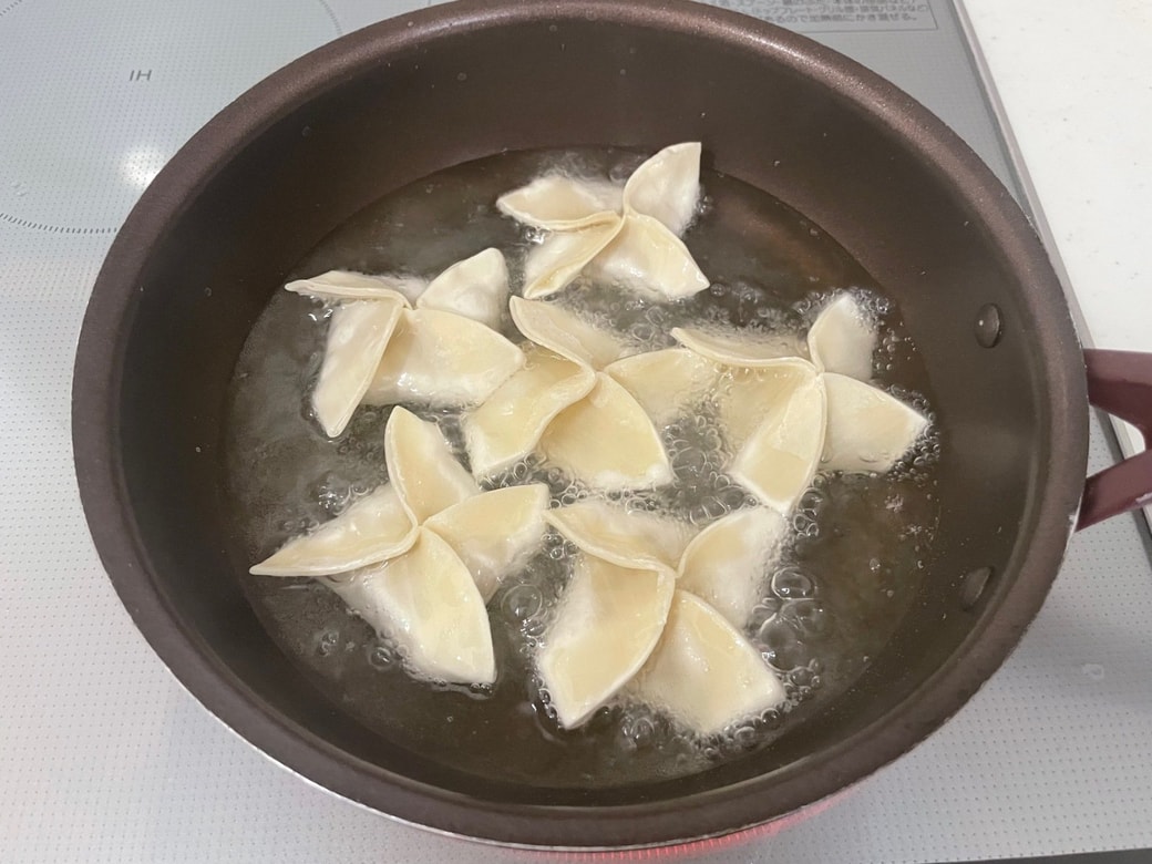 油で揚げ焼きにする