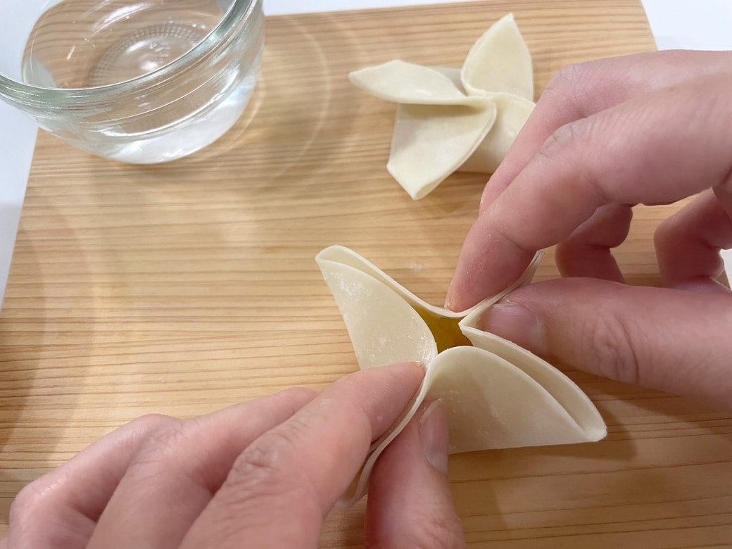 皮の四隅を中央に寄せる