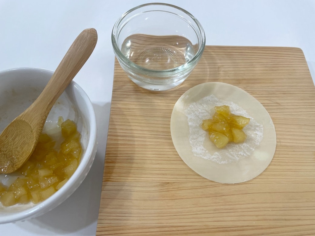 りんごフィリングを餃子の皮で包む
