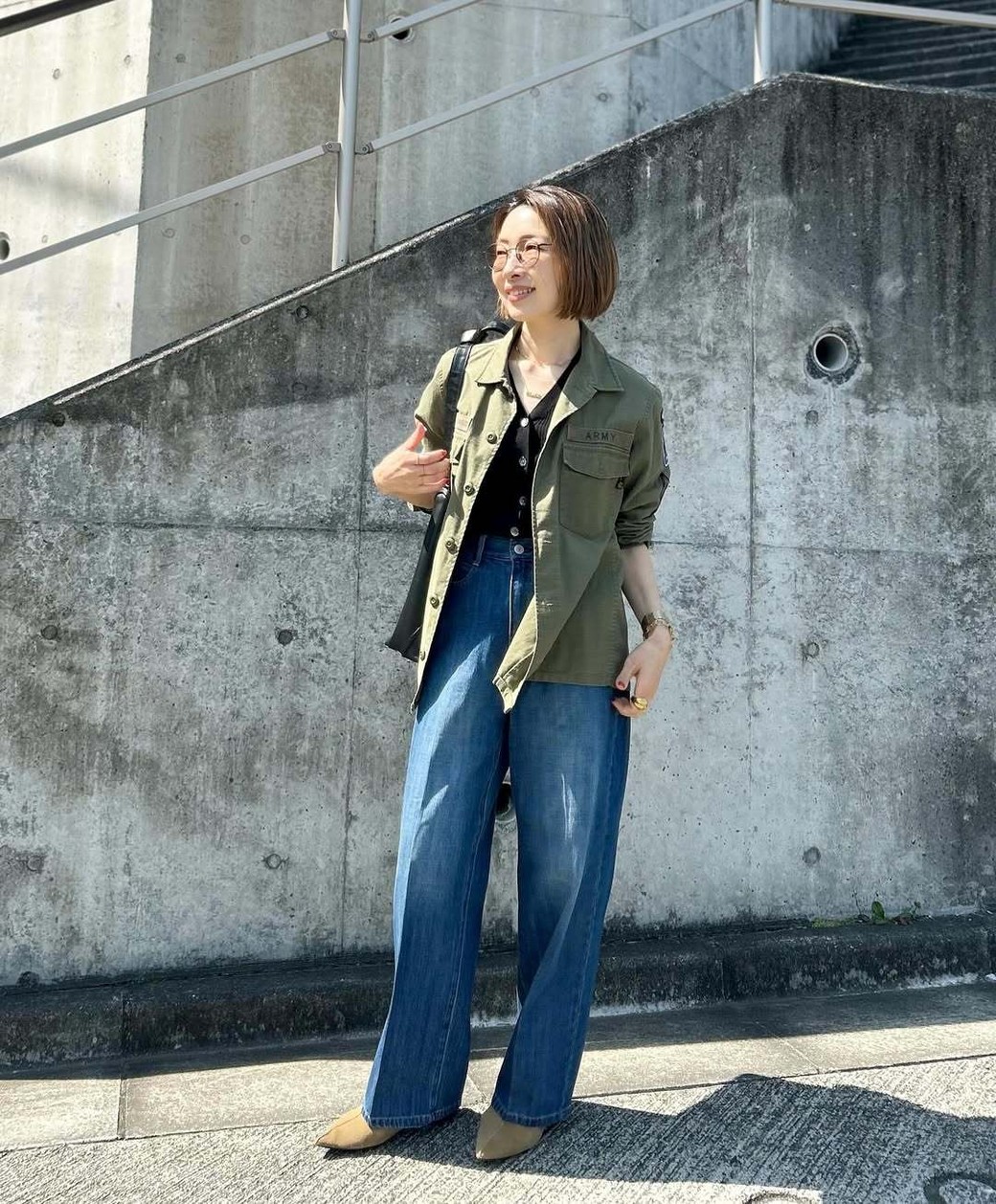 ミリタリーシャツ×デニムでクールな印象に。
