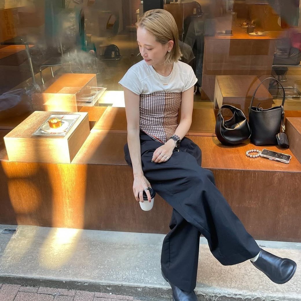スカーフをビスチェのように巻いて旬のコーデに。