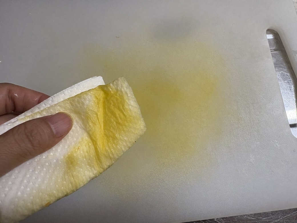 オレンジ色が移ったキッチンペーパー