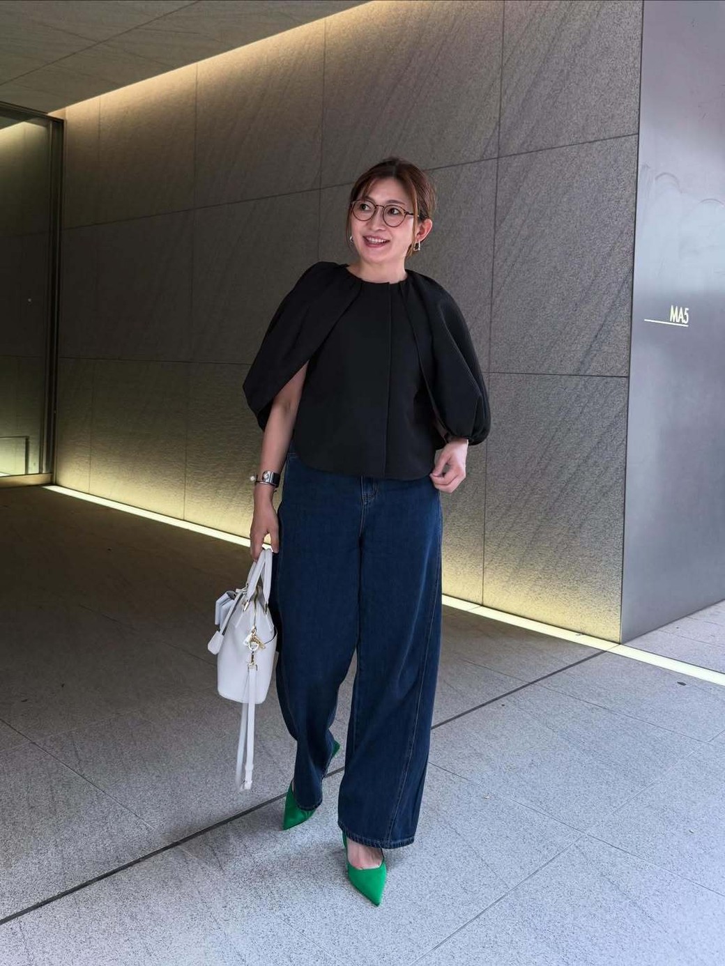 ふんわり袖のブラウスをメインに大人シンプルにまとめて。