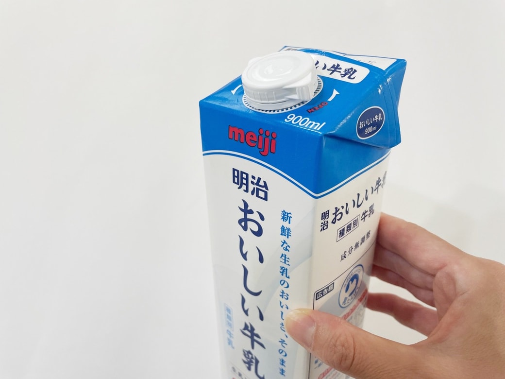 ハサミを使って開くのが面倒なボトル型紙パック
