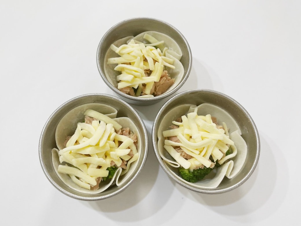 器の中に具材を入れる
