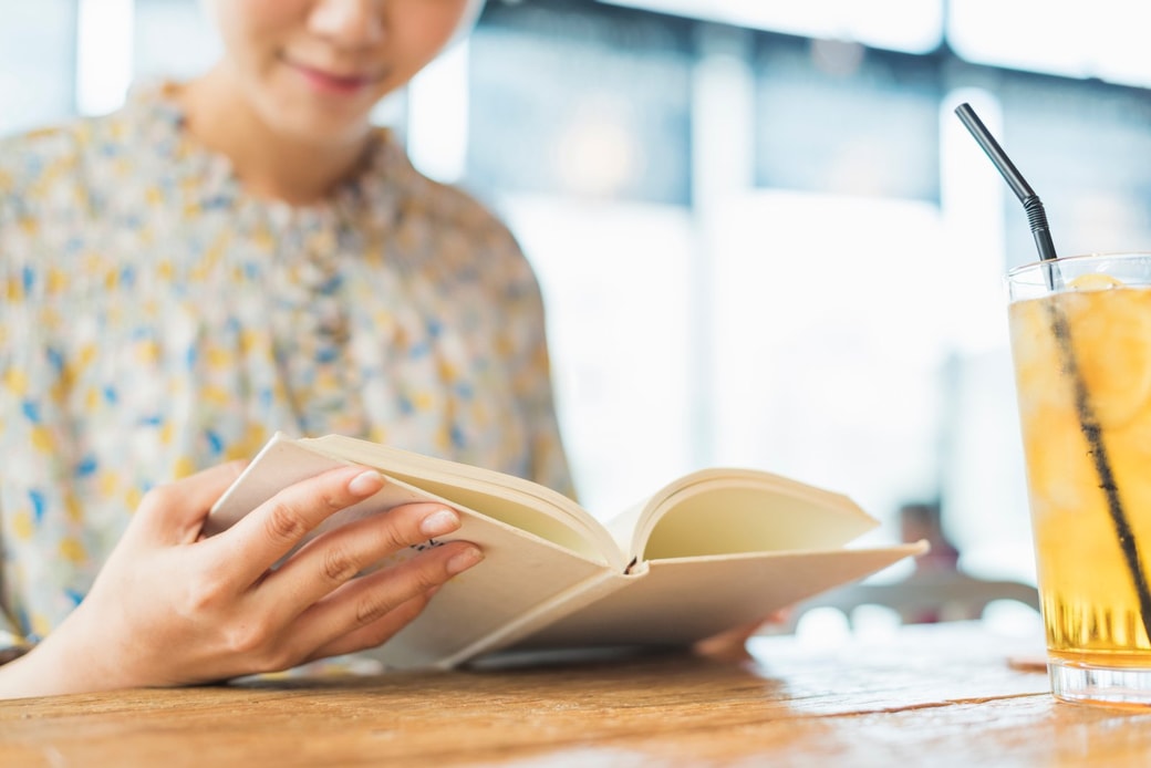 読書をする女性