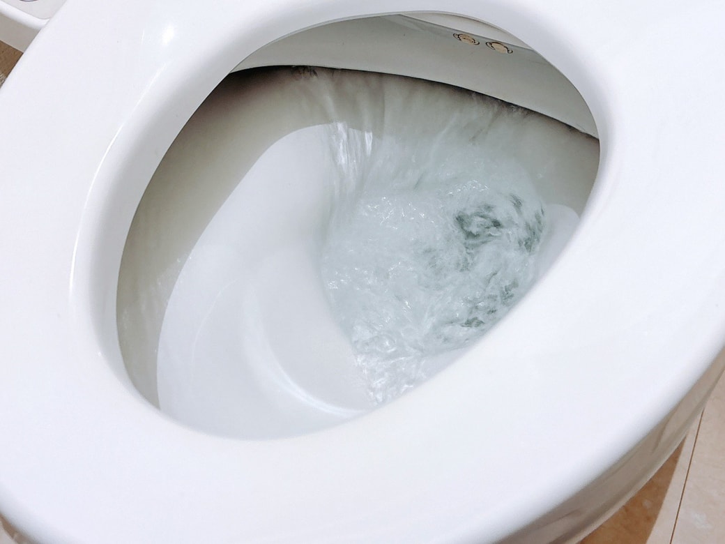 トイレの水を流す