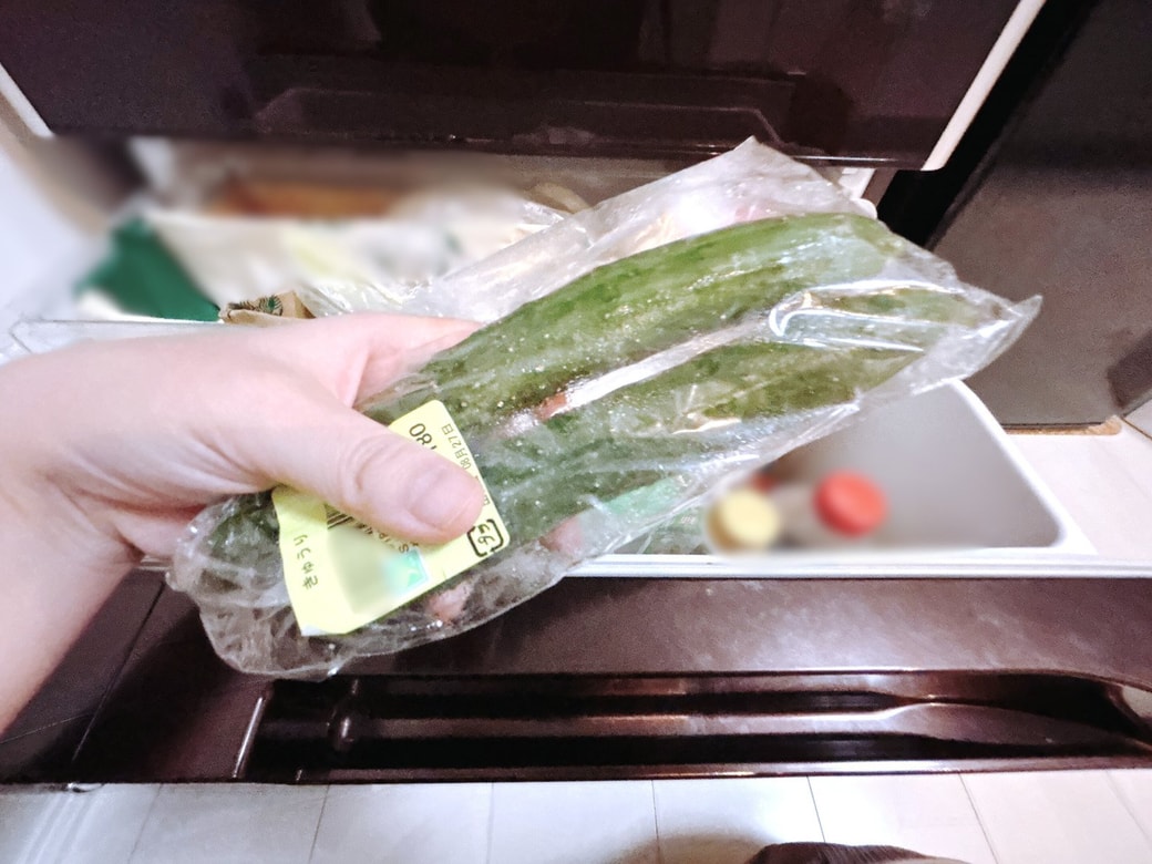 野菜室からきゅうりを取り出す