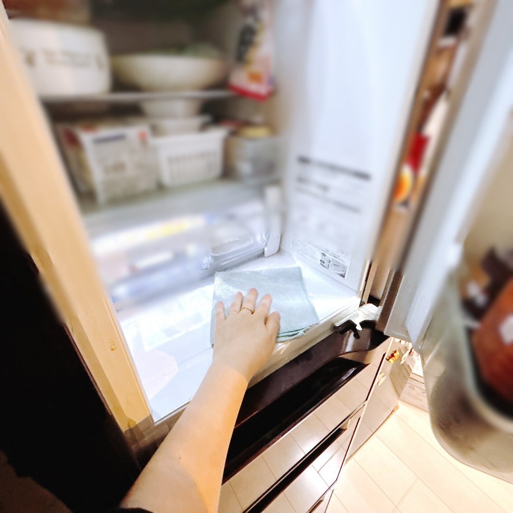 冷蔵庫内を掃除する様子