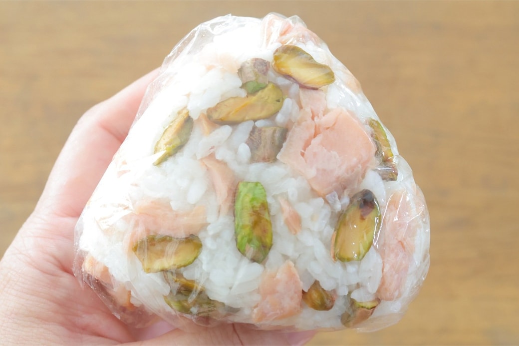 「鮭とピスタチオのおにぎり」