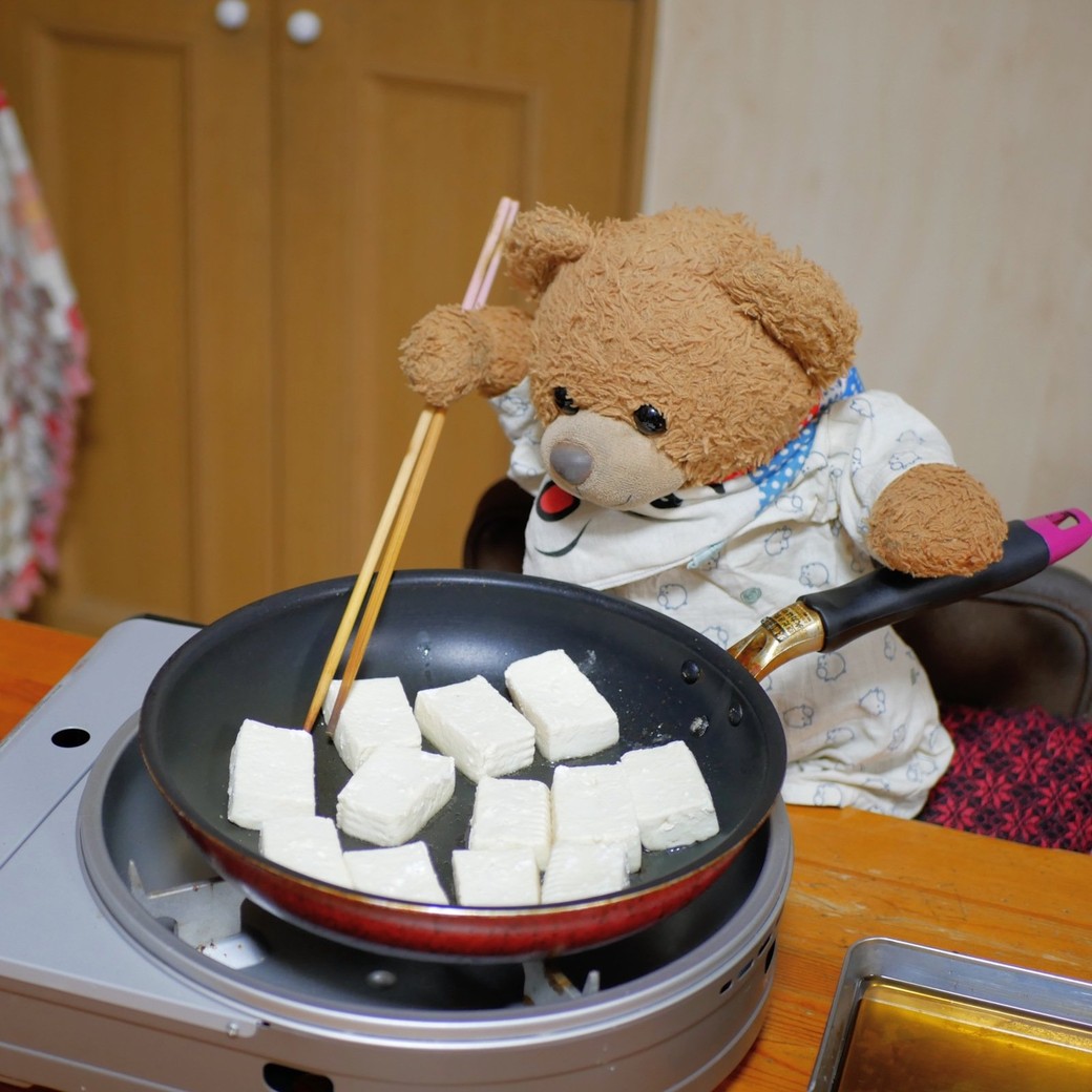 豆腐を焼くまくん