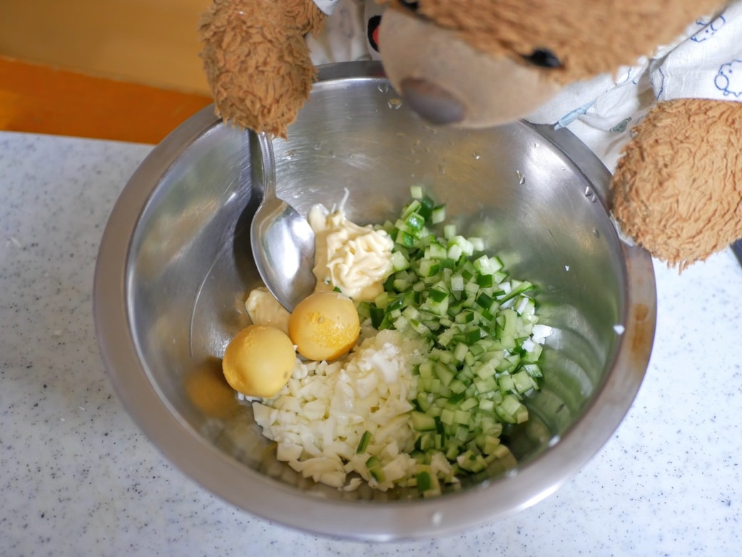 混ぜ合わせてタルタルソースを作る