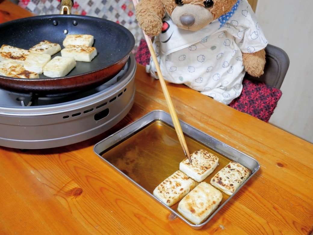 焼けた豆腐を漬け込む