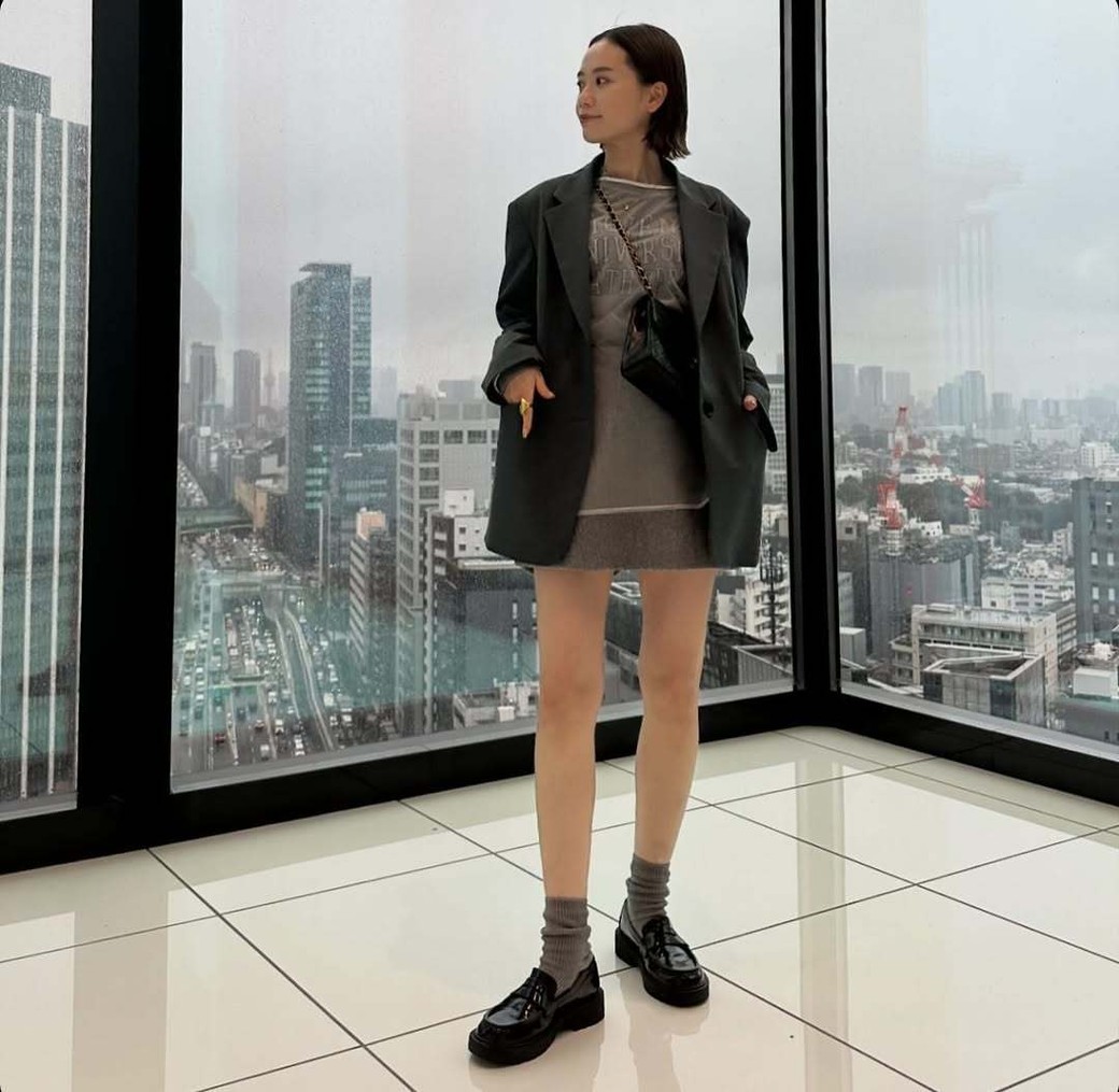 濃いめのグレーや黒を合わせれば、やりすぎにならず自然な印象に。
