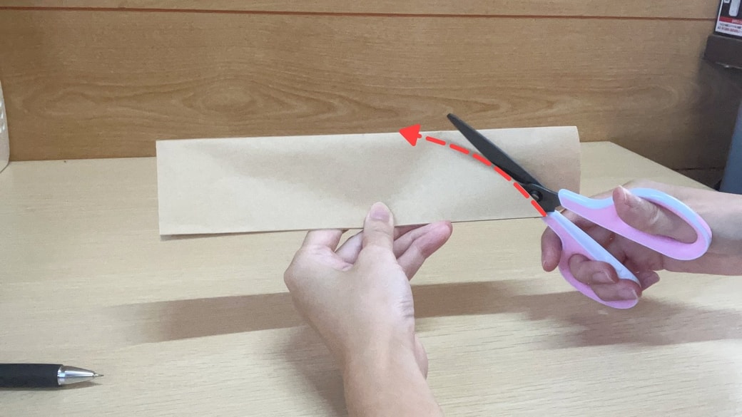 茶封筒をカットする様子