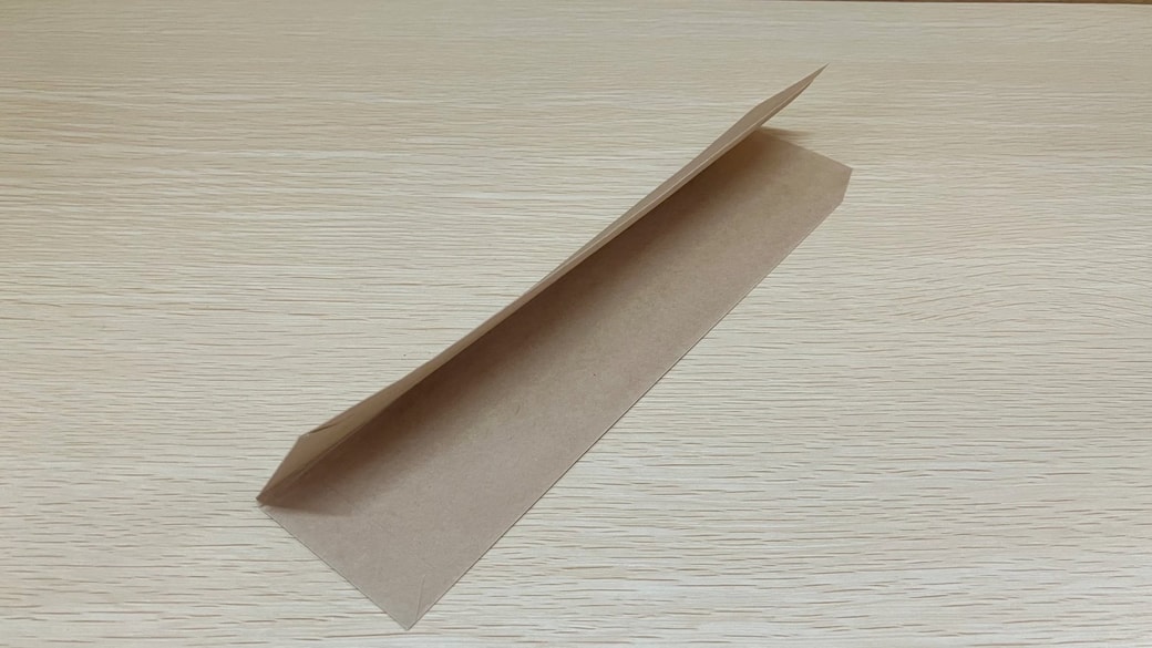 縦半分に折った茶封筒