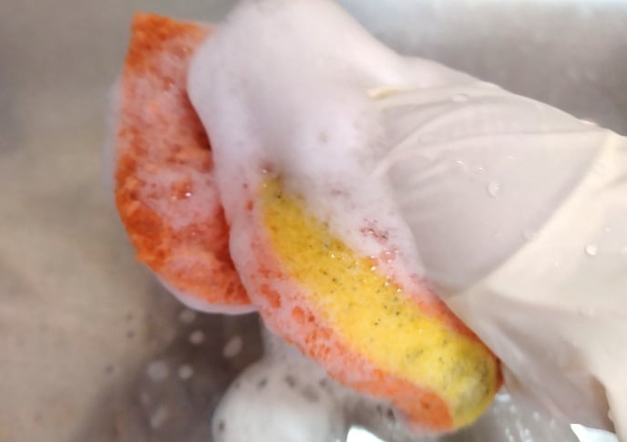 洗剤をつけて泡立てる