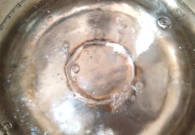 鍋にお湯を沸かす