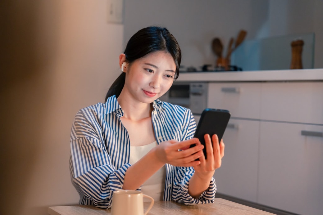 スマホを操作する女性